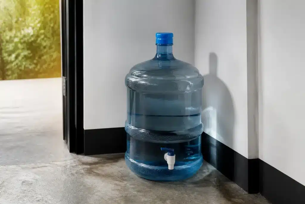 Bidon transparent avec robinet positionne pres du fond