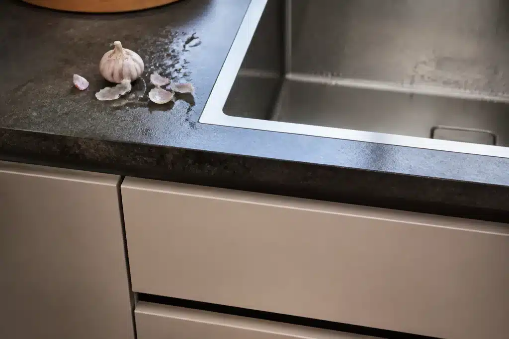 Tiroir cuisine fermé avec ail humide près évier