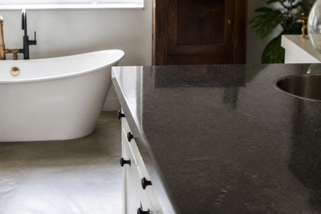Baignoire blanche et comptoir cuisine brillant