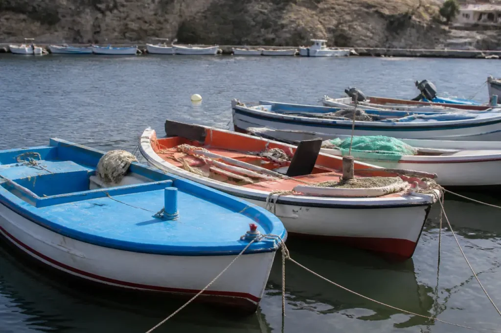 Barques colorées dans un petit port de pêche