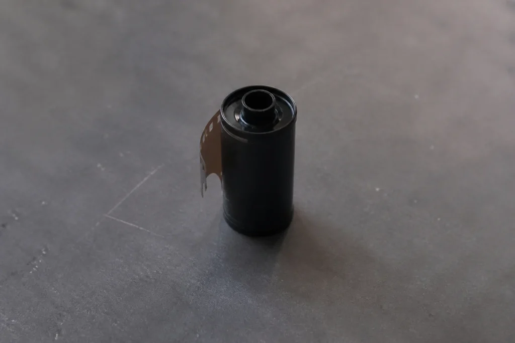 Bobine de pellicule argentique sur une table grise