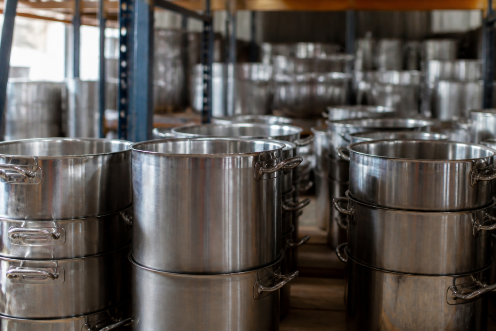 Casseroles en metal stockees dans usine