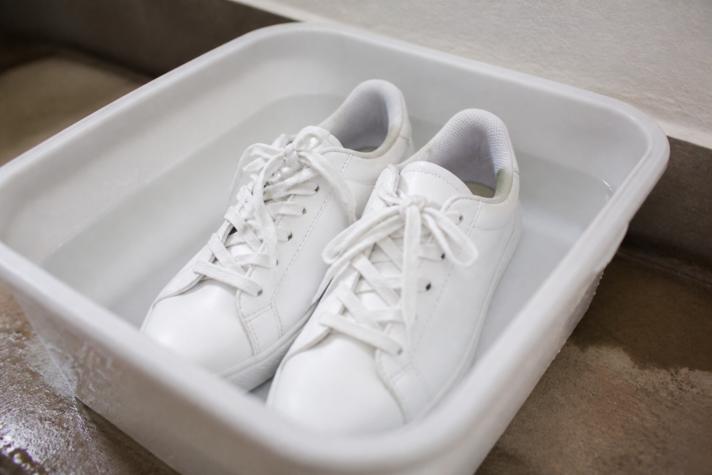 Deux chaussures propres attachees dans un bac