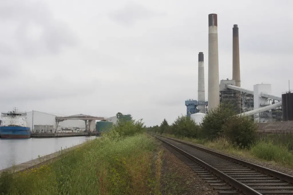 Cheminees industrielles et voies ferrees pres du port
