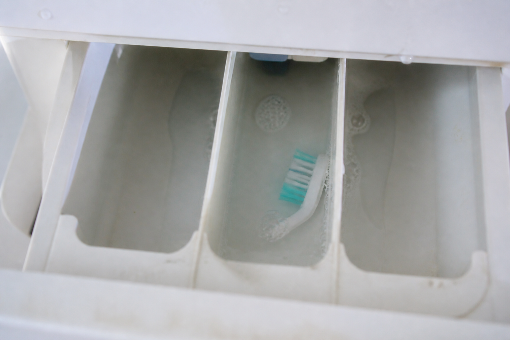 Compartiment blanc sous eau brosse a dents residus detergent