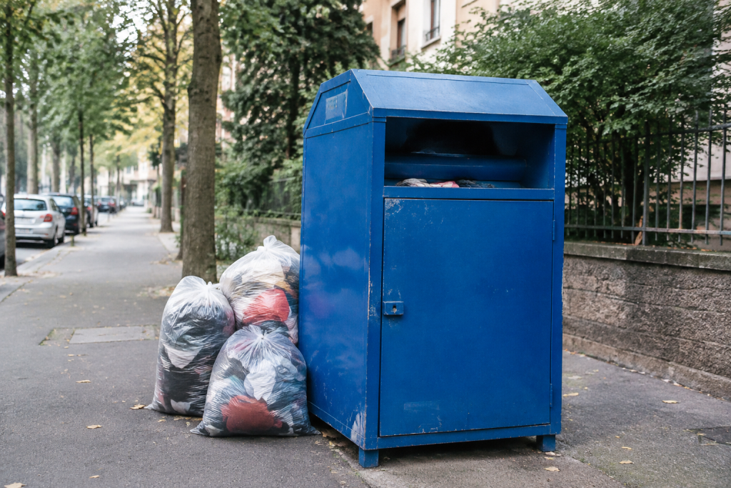 Conteneur bleu de collecte textile sur un trottoir