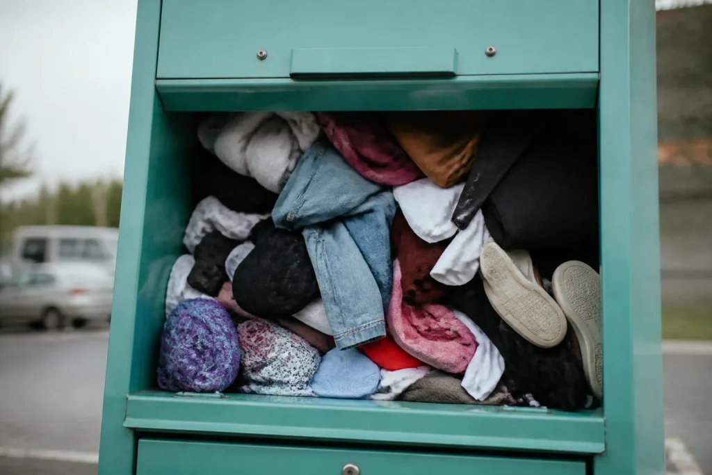 Conteneur de collecte rempli de vetements et de chaussures