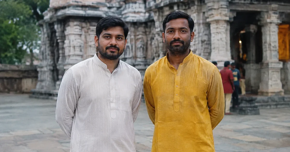 Deux hommes en kurta debout devant un temple