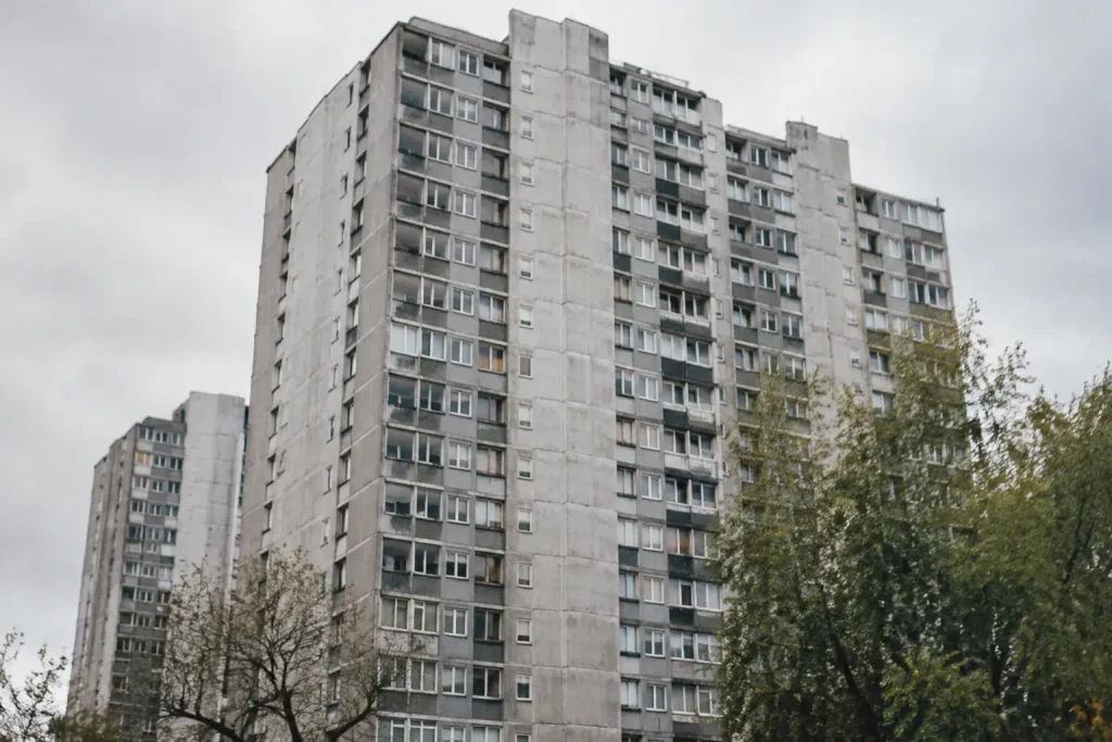 Grandes barres d'immeubles grises vues depuis le sol