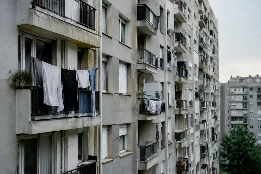 Grands immeubles gris avec linge suspendu aux balcons