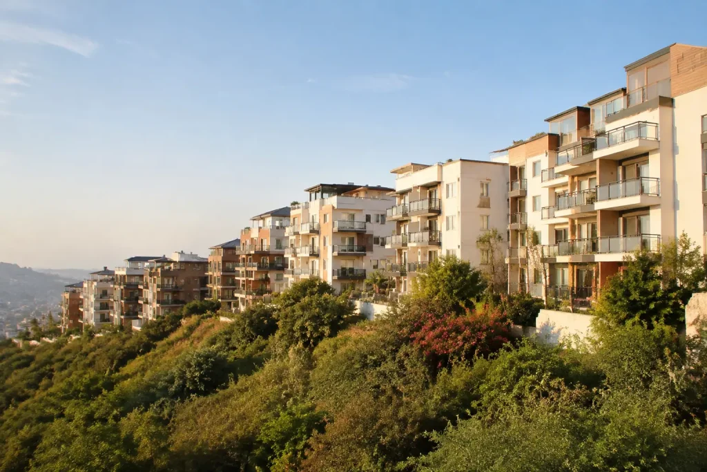 Grands immeubles residentiels alignes sur une colline ensoleillee