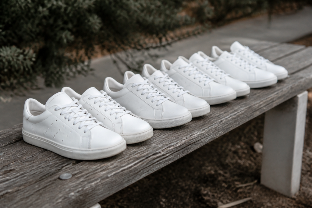 Paire de baskets blanches alignees sur banc