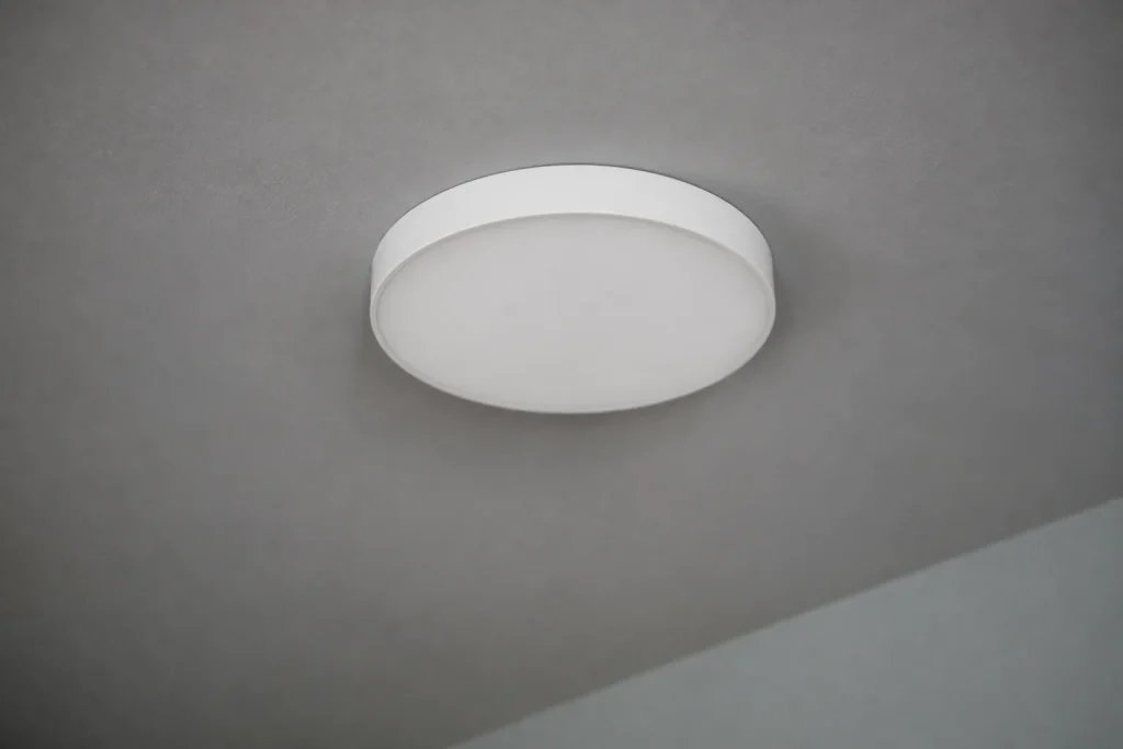 Plafonnier LED rond blanc fixe au plafond gris