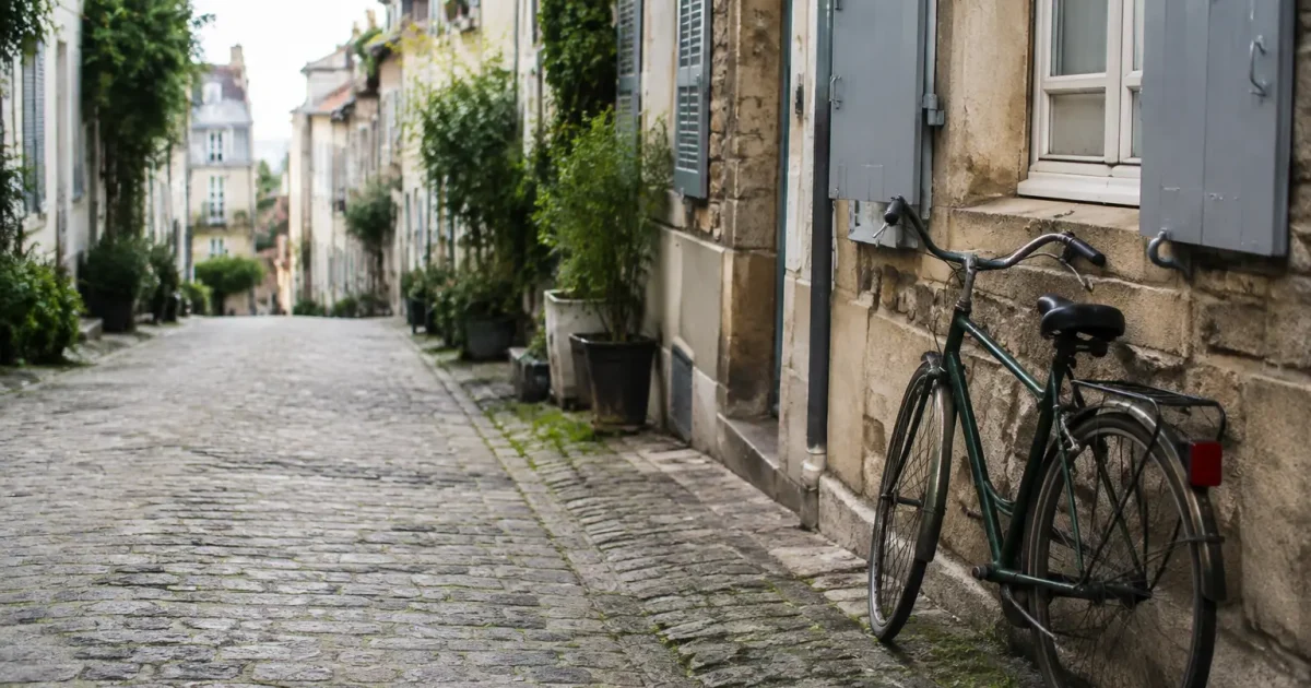 Rue pavee bordee de maisons, velo appuye au mur