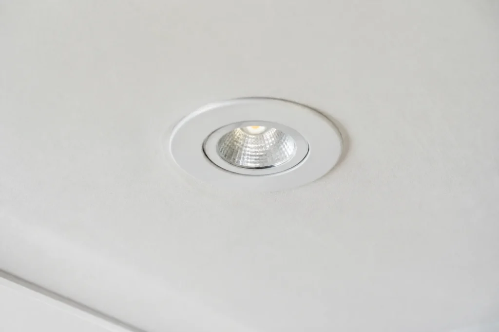 Spot LED rond encastré au plafond blanc