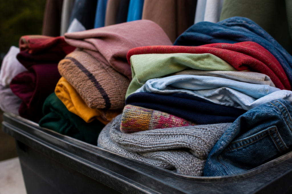 Vetements colores empiles dans bac collecte