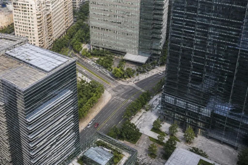 Vue aerienne de tours de bureaux et routes